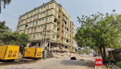 探訪曼德勒市4大坍塌點(diǎn) 大設(shè)備破拆廢墟找尋遇難者，幸存者現(xiàn)場(chǎng)8小時(shí)等哥哥遺體
